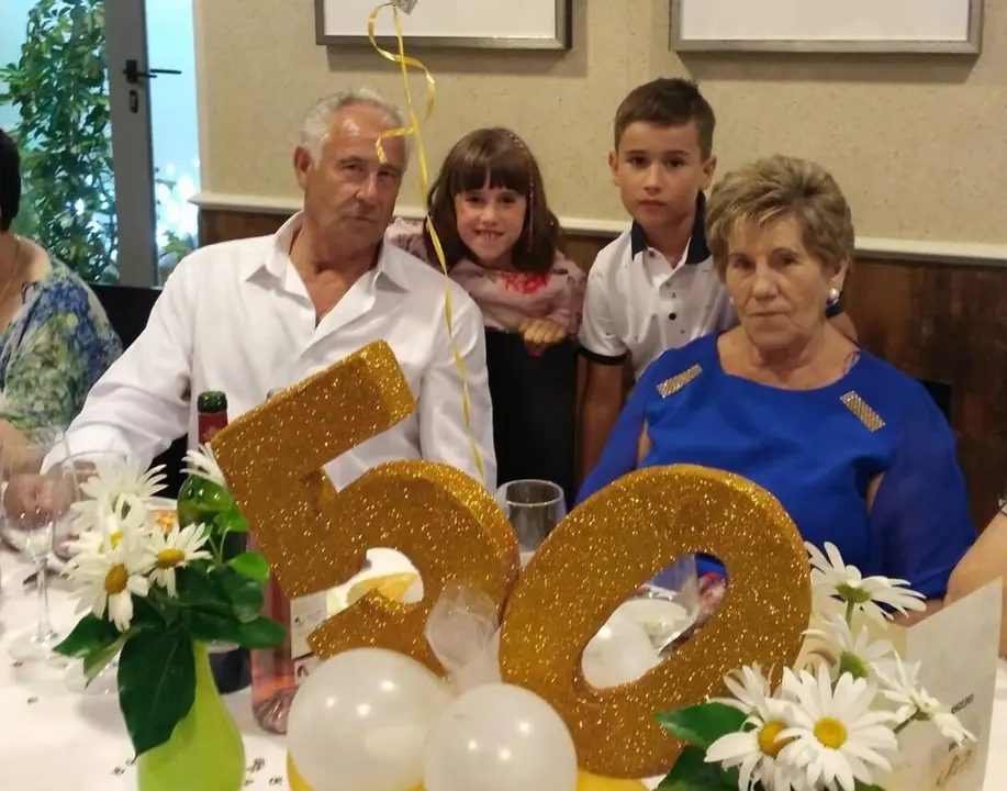 Domingo Sand&uacute;a y Angelines Serrano celebraron sus Bodas de Oro, aqu&iacute; en la fotograf&iacute;a aparecen con sus nietos Oier e Irati. &iexcl;Felicidades de todos tus hijos y &lsquo;apegados&rsquo;!