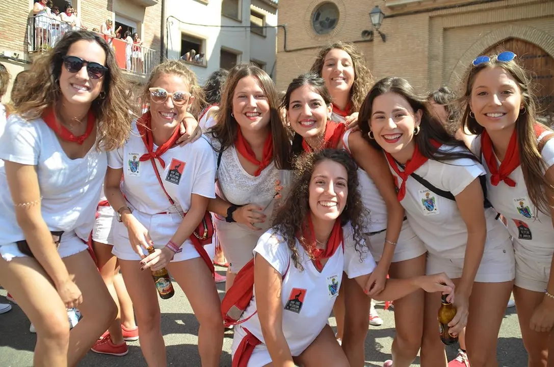 La chica tan guapa de la derecha, Laura, cumpli&oacute; un a&ntilde;o m&aacute;s la semana pasada y sus amigas quieren decirle 
&ldquo;&iexcl;FELICIDADES y que no pierdas nunca esa sonrisa!&rdquo;.