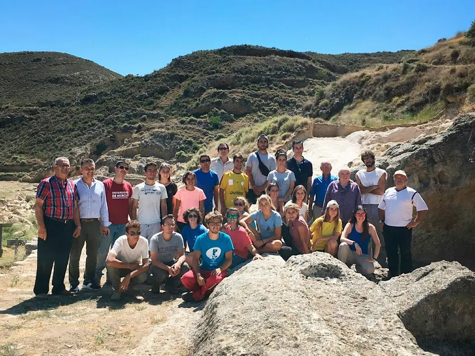 Estos dieciocho j&oacute;venes no tuvieron problema en embadurnarse las manos de tierra celt&iacute;bera para contribuir a mejorar y mantener el yacimiento de Contrebia Leucade, ubicado en la localidad riojana de Cervera del R&iacute;o Alhama. &iexcl;A seguir as&iacute; chicos!