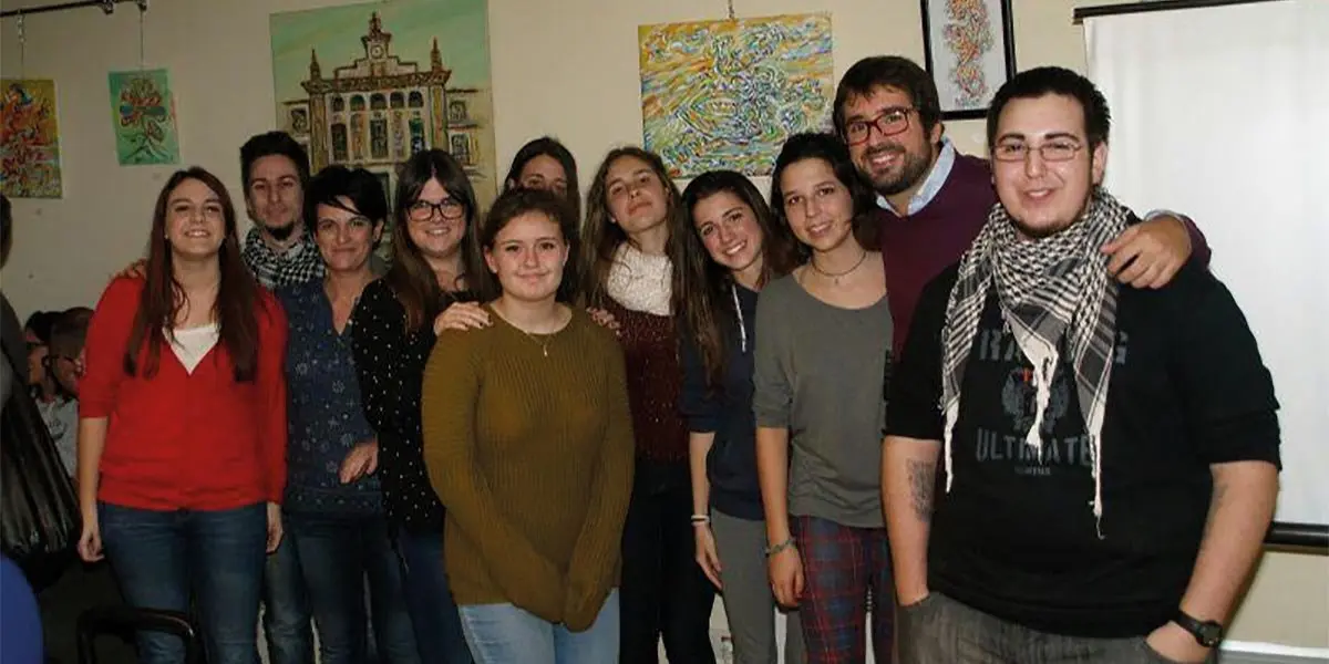 J&oacute;venes en La Akademia