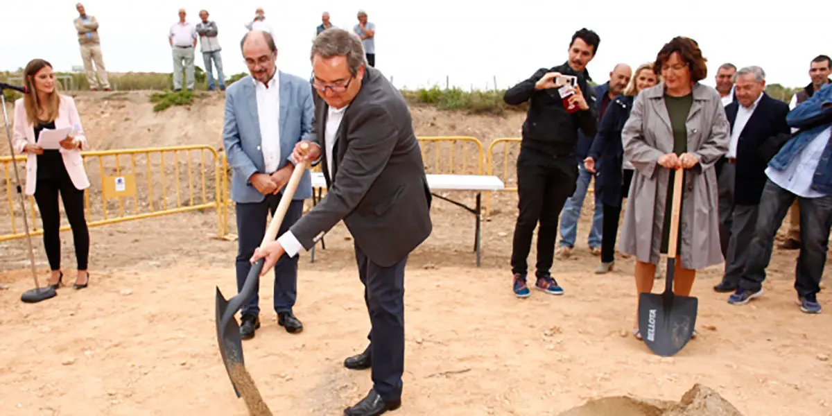 El Presidente de Arag&oacute;n, Javier Lamb&aacute;n, asiste a la colocaci&oacute;n de la primera piedra de un proyecto de vacaciones terap&eacute;uticas para personas con discapacidad en la localidad zaragozana de Novallas