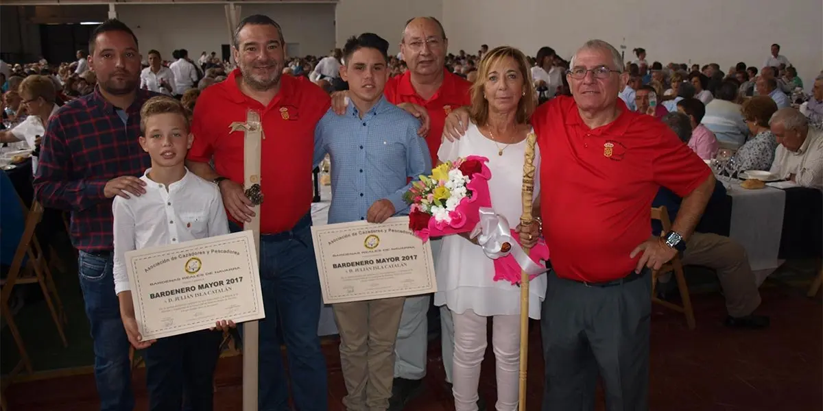 La familia de Juli&aacute;n Isla recibi&oacute; un pergamino y una maquila como recuerdo por la labor del ex presidente