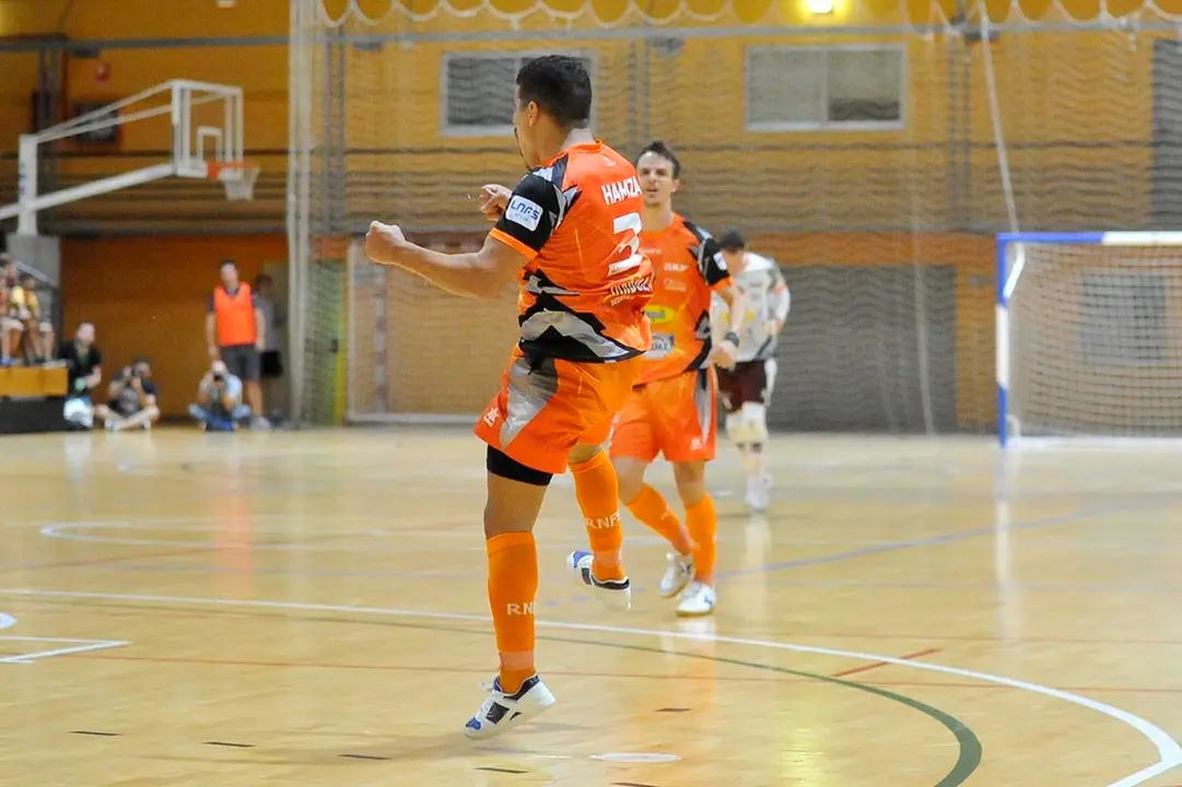 Hamza salta de alegria tras conseguir el empate a 1