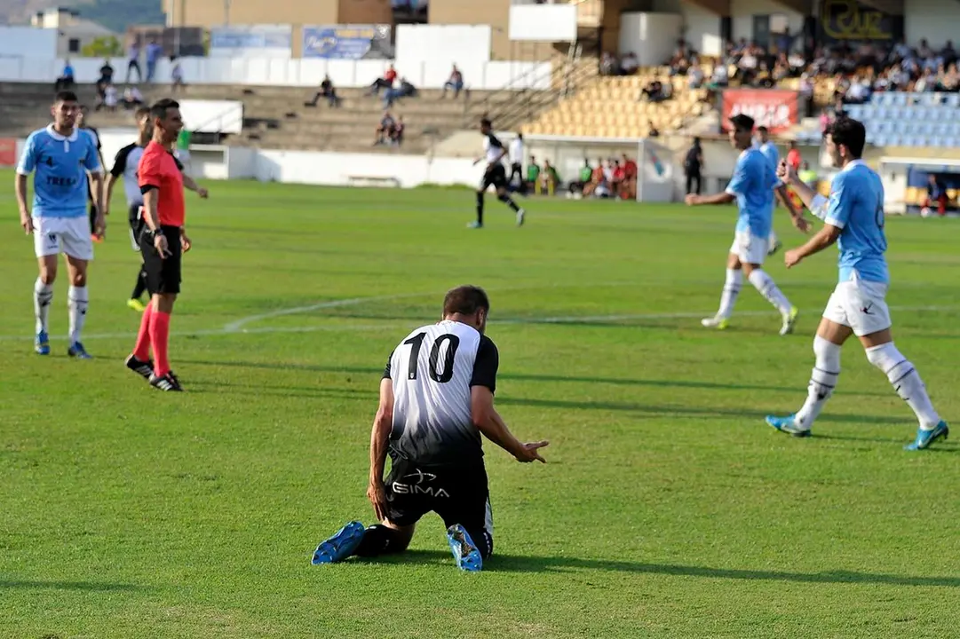 Oscar Vega se lamenta de un posible penalti no pitado