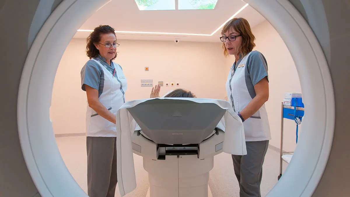 paciente-con-enfermeras-en-TC