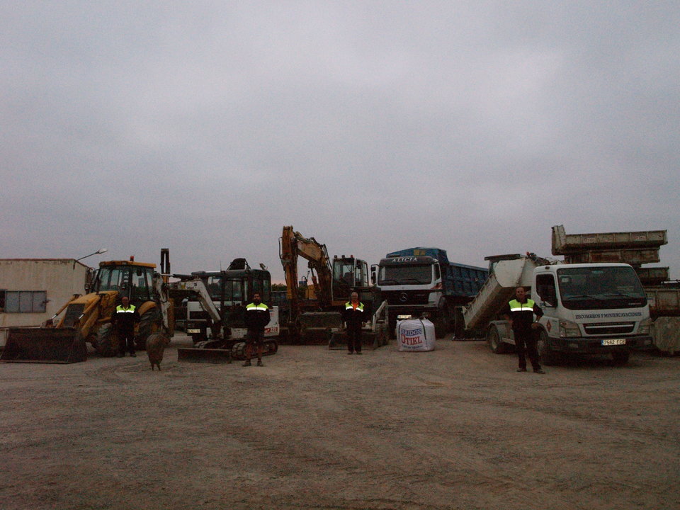 Áridos Utiel cuenta con una gran flota de camiones, excavadoras o contenedores
