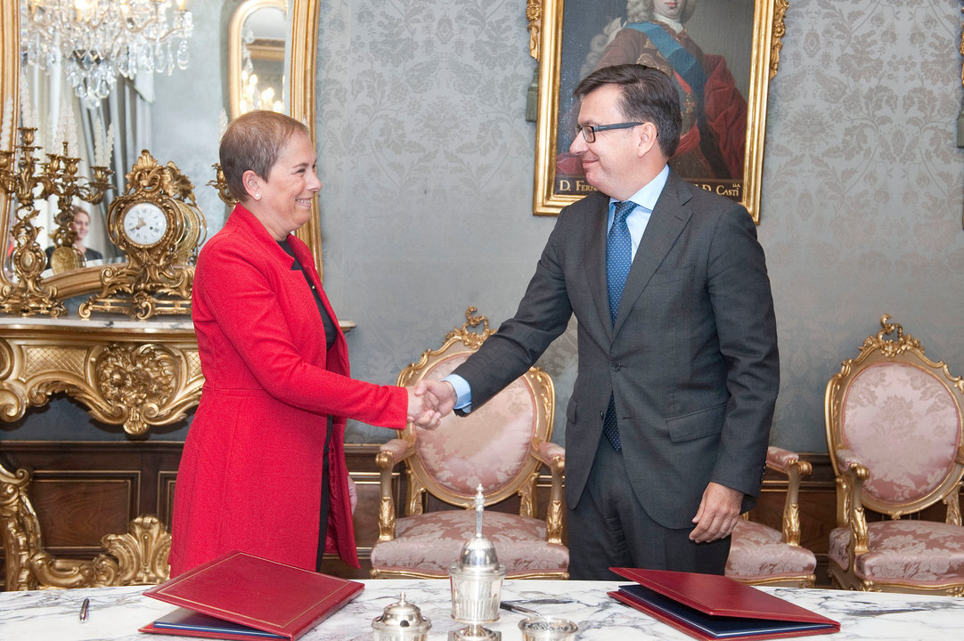 La presidenta Barkos y el vicepresidente Escolano tras la firma del acuerdo