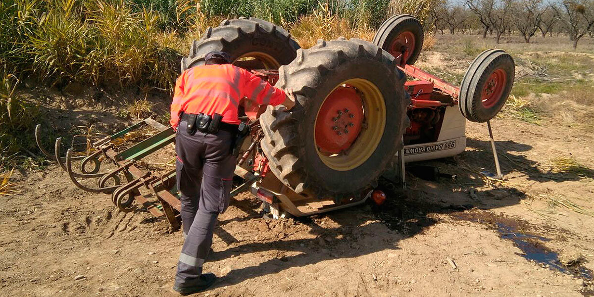 Fallece un hombre atrapado por su tractor
