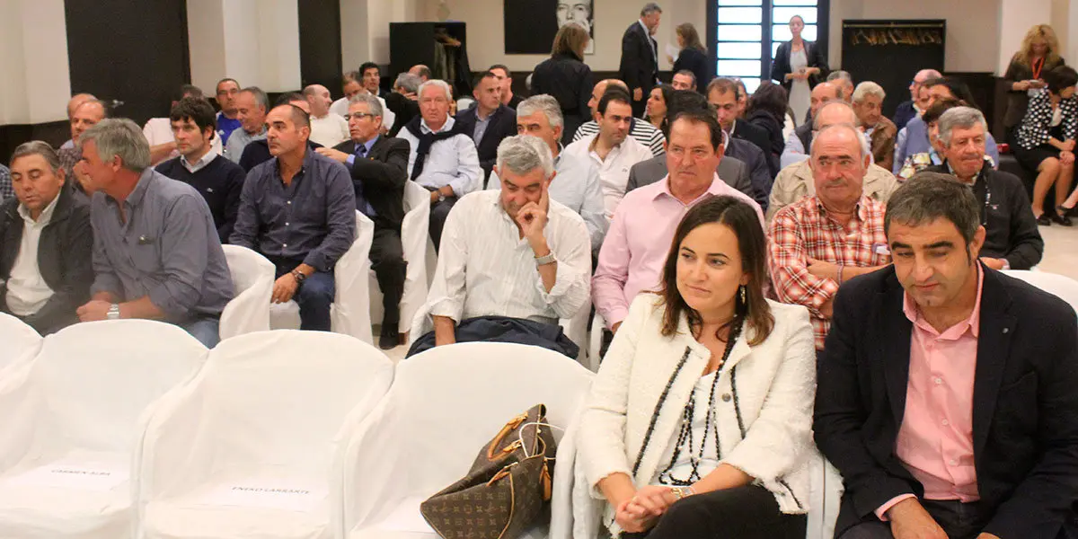 Regantes y representantes pol&iacute;ticos esperando a la ministra