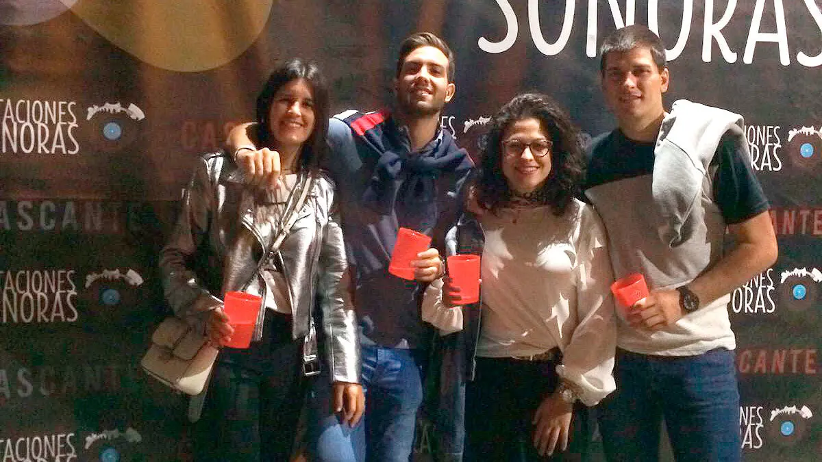 Un grupo de j&oacute;venes disfruta de un Estaciones Sonoras