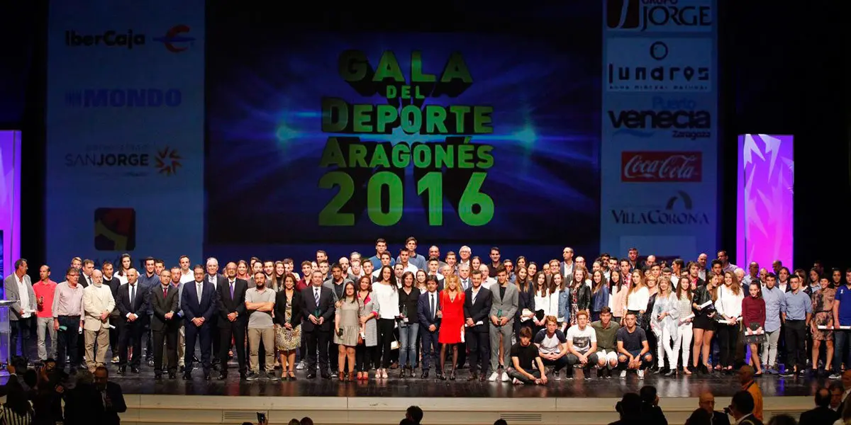 Foto de familia de los premiados en la XX Gala del Deporte aragon&eacute;s
