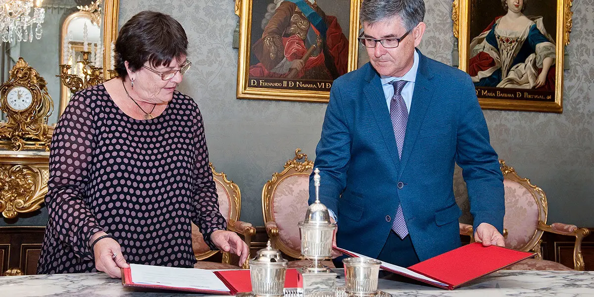 M&ordf; Jos&eacute; Beaumont, y el consejero de Arag&oacute;n, Vicente Guill&eacute;n