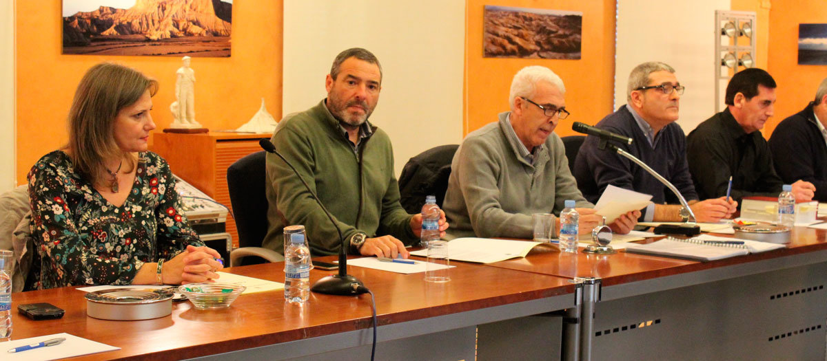Mesa con los miembros de la junta en la asamblea de la Comunidad de Bardenas en la que José María Agramonte (segundo por la izquierda) salió elegido presidente en diciembre de 2016.