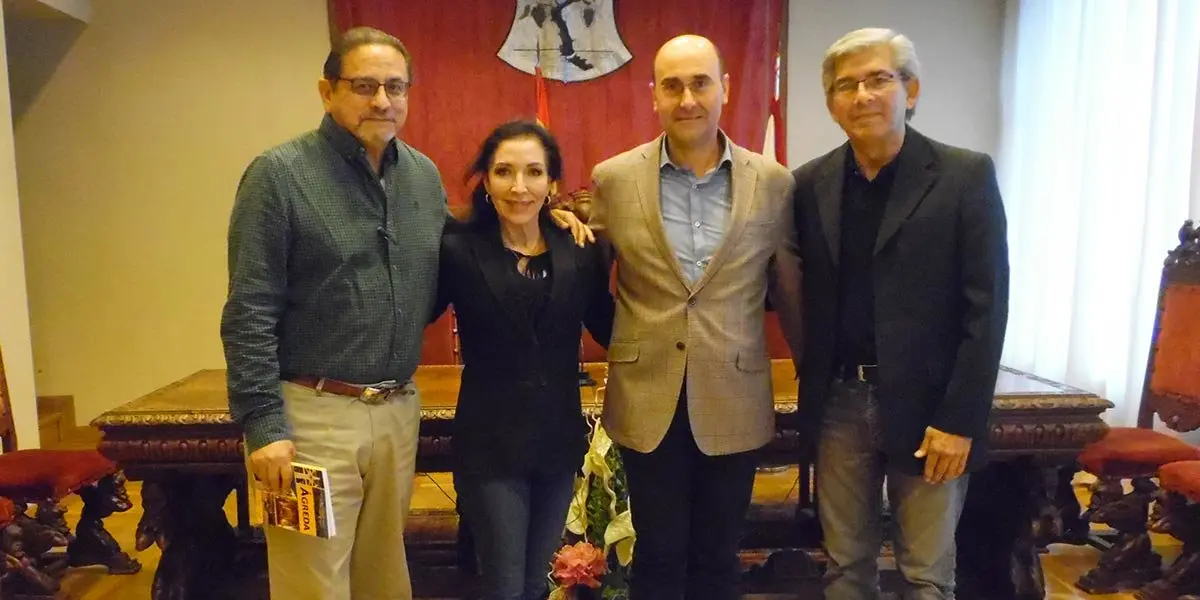 La delegaci&oacute;n formada por la Consul Honoraria de Espa&ntilde;a en El Paso, Martha Vera, su hermano Robert, y el historiador, Al Borrego, junto al Alcalde de &Aacute;greda, Jes&uacute;s Manuel Alonso Jim&eacute;nez