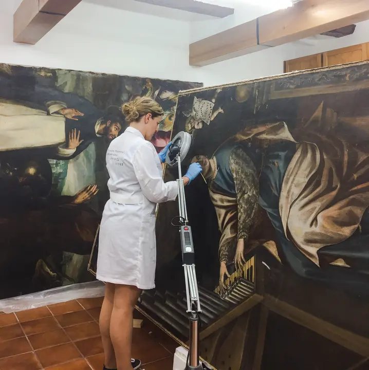 Nerea trabajando, limpieza Santa Cecilia
