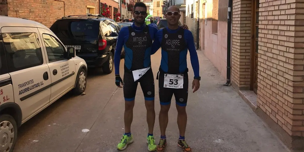 Los triatletas de la SDR Arenas V&iacute;ctor Aguirre y Mitxelco Cu&ntilde;ado