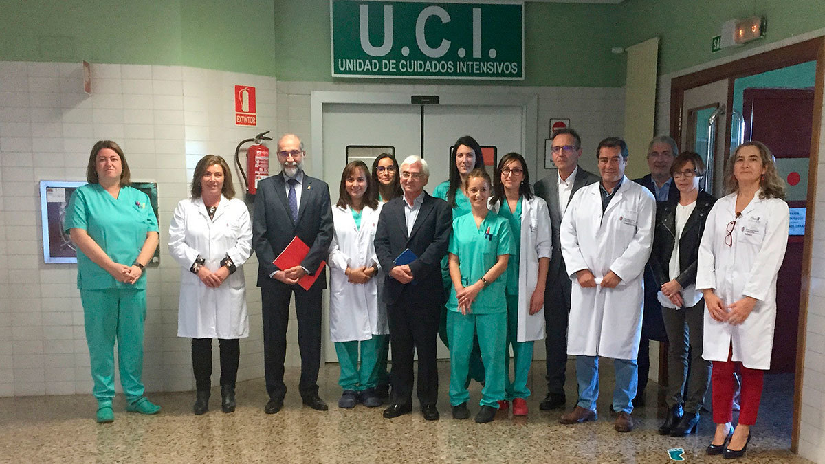 El consejero de Salud y el gerente del SNS-O junto con el nuevo equipo de intensivistas de Tudela y otros profesionales del SNS-O