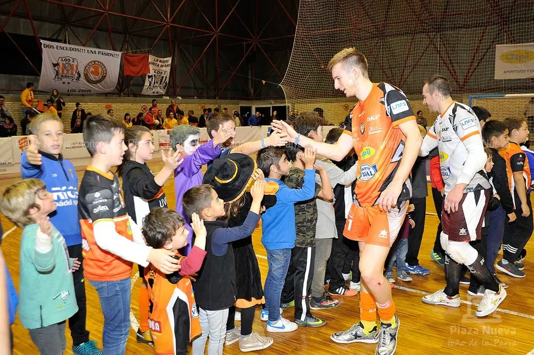 Sergio G. y Gus saludando a los ni&ntilde;os en la noche de Halloween