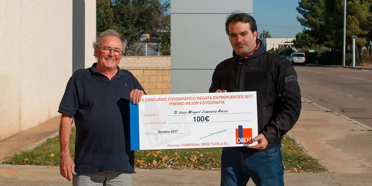Jos&eacute; Miguel Jim&eacute;nez recibe el premio de manos de Jos&eacute; Mar&iacute;a Mart&iacute;nez