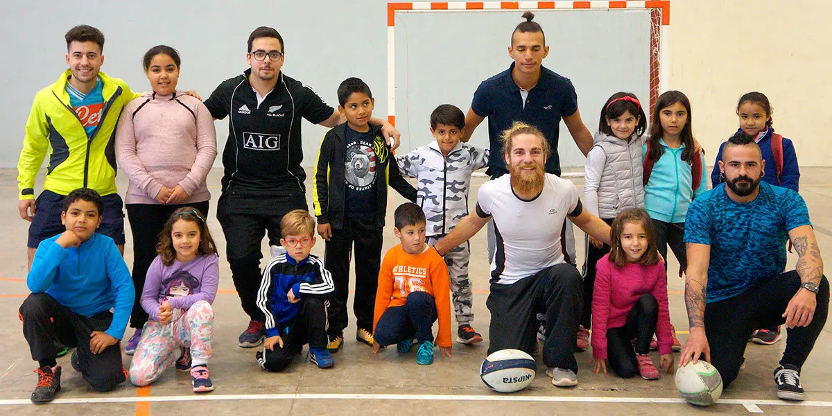 Jugadores del Gigantes de Navarra con los alumnos de Cadreita