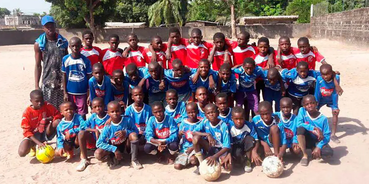 Senegaleses con camisetas del Muskaria