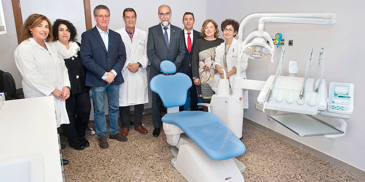 El consejero Domínguez con el equipo que atenderá la unidad de Cirugía Oral
