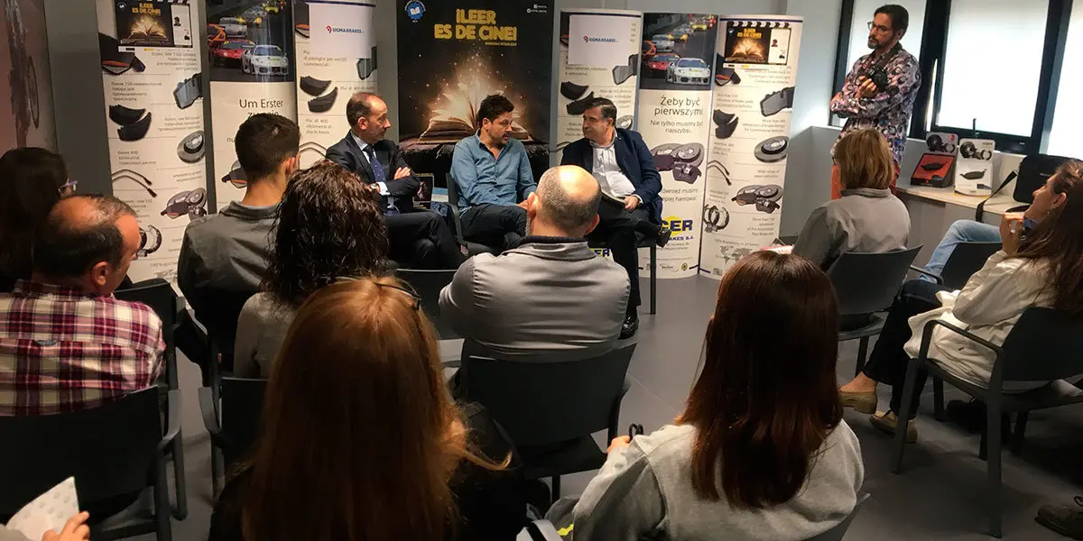 Charla con Enrique Ma&iacute;llo