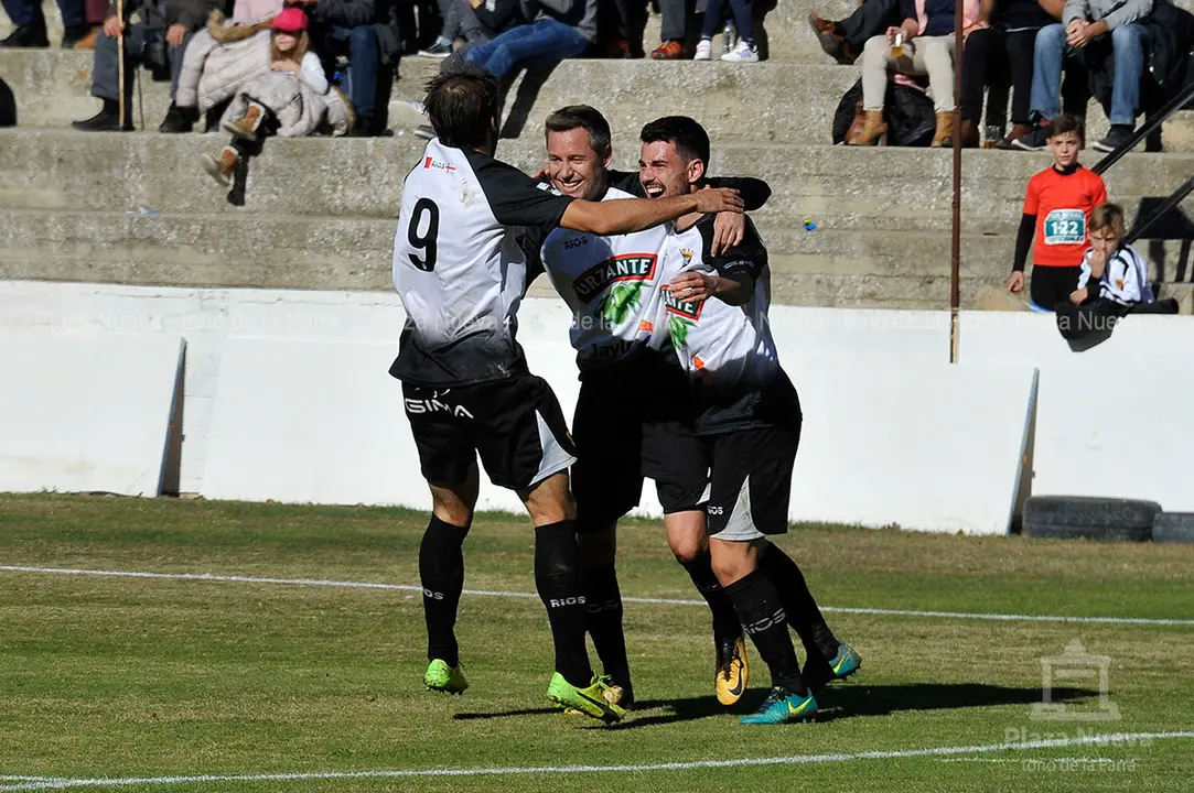 Ad&aacute;n, V&iacute;ctor Bravo y Mika celebran el 1-0
