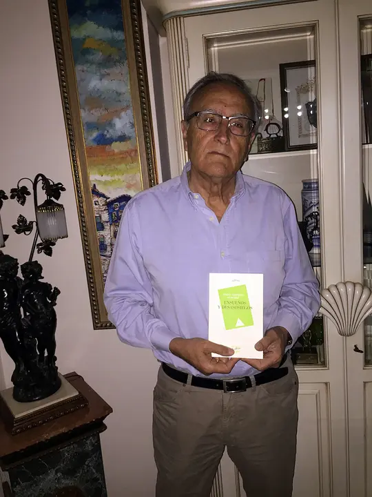 7 &Aacute;ngel Cornago con su libro Ensue&ntilde;os y desasosiegos 1209