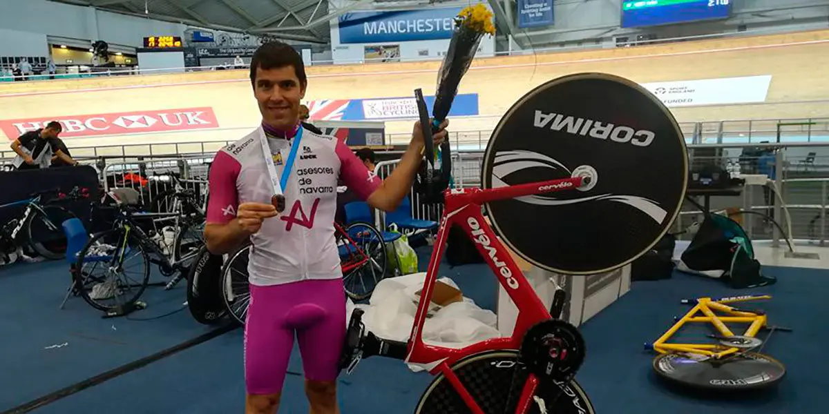 Eduardo Santas con una de las medallas conseguidas