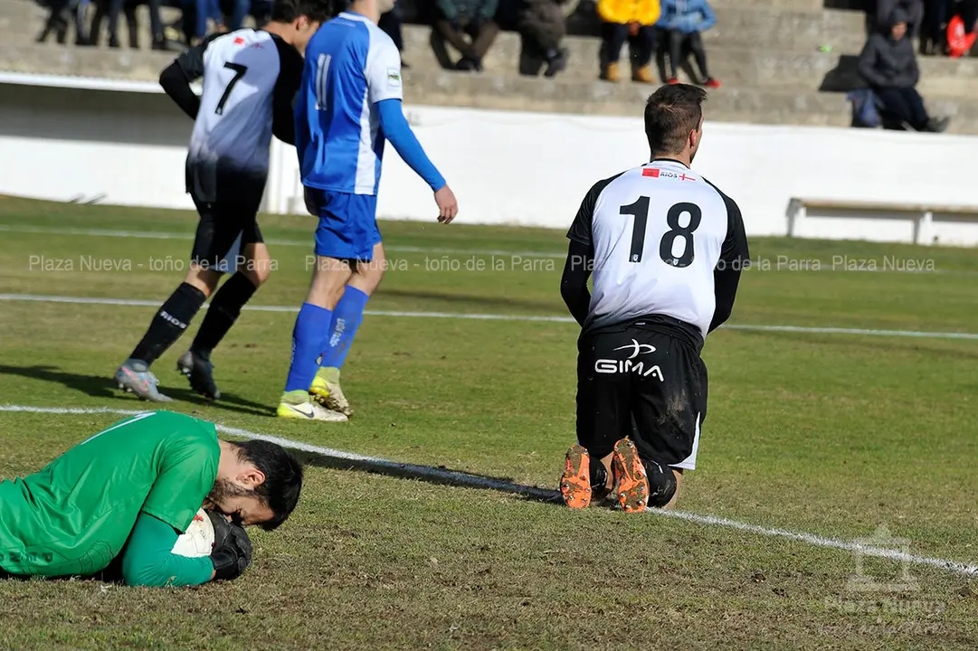 I&ntilde;igo Calvo desbaratando la ocasi&oacute;n de &Aacute;lex S&aacute;nchez