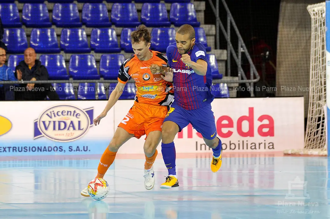 David Garc&iacute;a sale con el bal&oacute;n ante la presi&oacute;n de Leo Santana