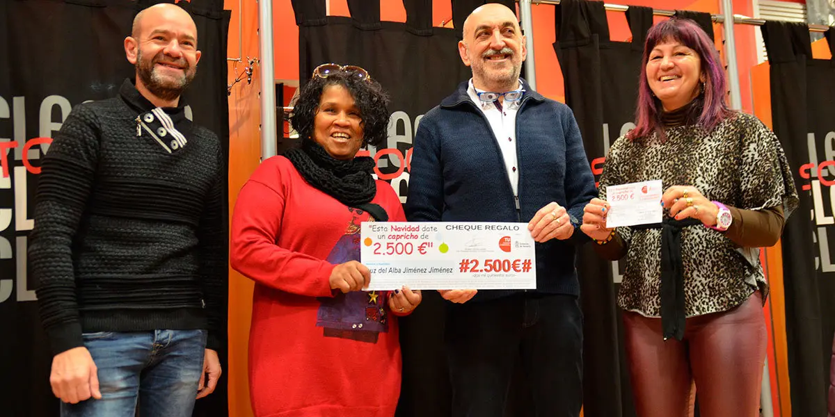 Luz del Alba Jim&eacute;nez Jim&eacute;nez recibe el premio de los 2.500&euro;