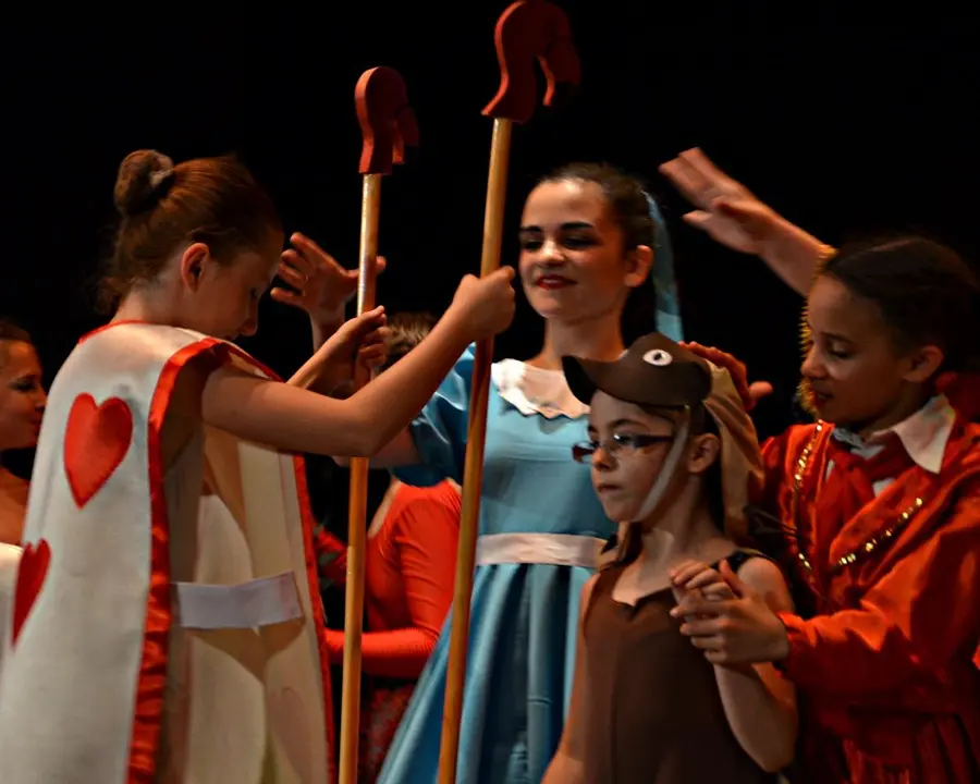 8 Arte y Movimiento representaci&oacute;n Alicia en el Pa&iacute;s de las Maravillas 1211
