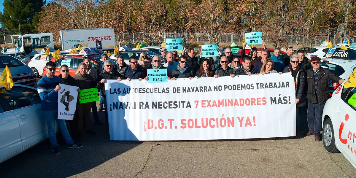 Manifestaci&oacute;n de las autoescuelas navarras