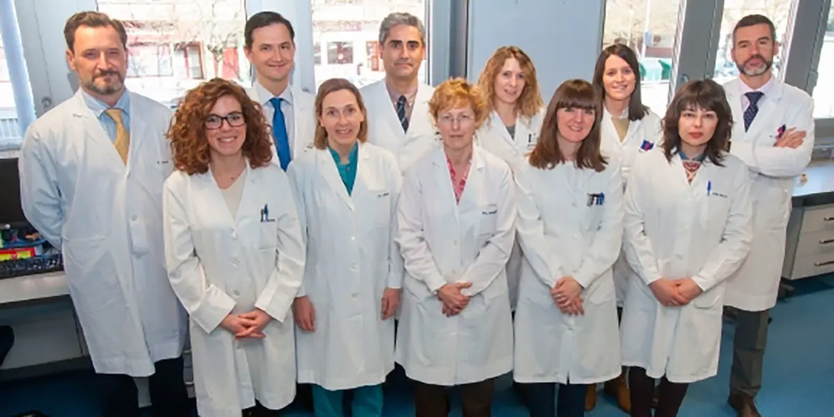El doctor Rafael Moncada, especialista en Anestesiolog&iacute;a, el Dr. Manuel Landecho, del Departamento de Medicina Interna, Javier G&oacute;mez Ambrosi, investigador, Beatriz Ram&iacute;rez, t&eacute;cnico de laboratorio de Investigaci&oacute;n Metab&oacute;lica, Silvia Ezquerro, doctoranda del laboratorio, y Dr. V&iacute;ctor Valent&iacute;, especialista en Cirug&iacute;a General y Digestiva y codirector del &Aacute;rea de Obesidad. Primera fila: Las investigadoras Sara Becerril y  Victoria Catal&aacute;n, la Dra. Fr&uuml;hbeck, endocrin&oacute;loga, Amaia Rodr&iacute;guez, investigadora y Leire M&eacute;ndez, doctoranda