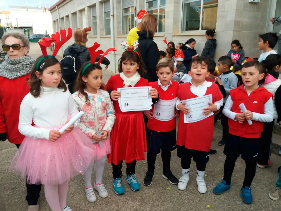 Varios-alumnos-con-los-diplomas-de-participaci&oacute;n