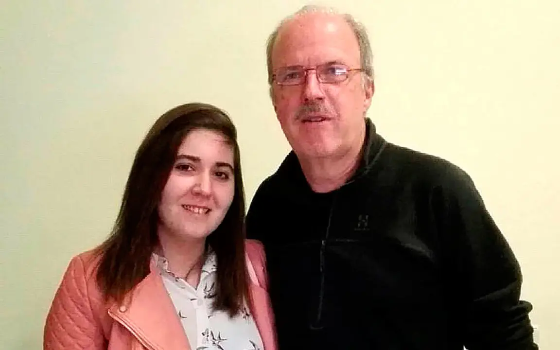 Ana Lourdes Fern&aacute;ndez posa con Miguel &Aacute;ngel D&iacute;az, m&eacute;dico del Hospital Infantil Universitario Ni&ntilde;o Jes&uacute;s de Madrid, que la trat&oacute; de ni&ntilde;a, tras entregarle uno de los ejemplares del libro que relata su historia.