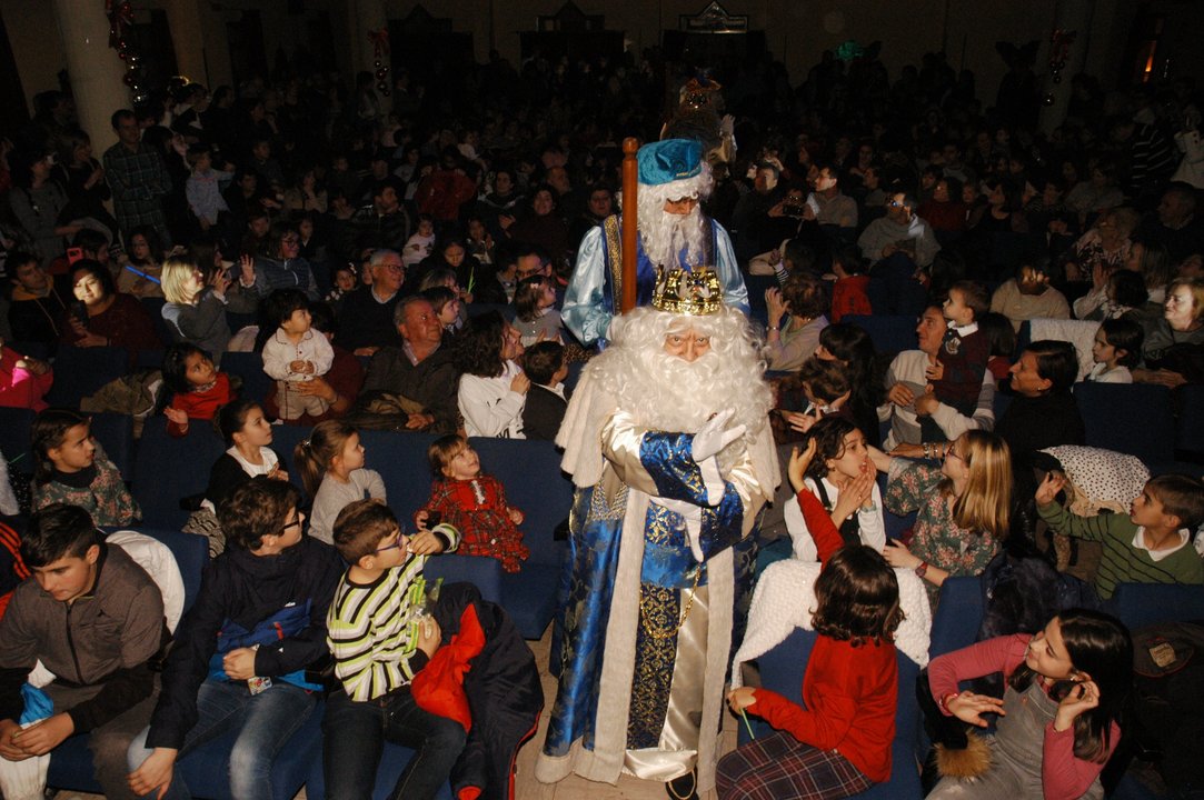 Entrada de los Reyes Magos al salón de actos municipal de Cervera del Río Alhama