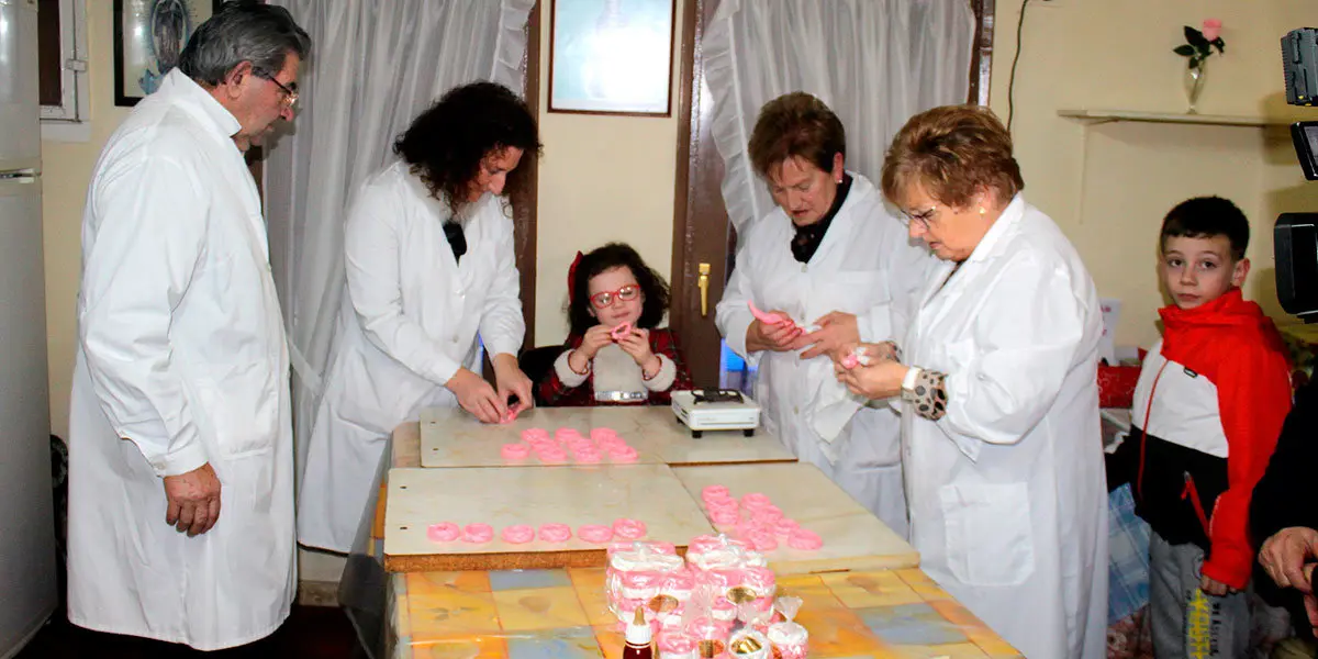 Tres generaciones distintas preparan las tradicionales trenzas de la Virgen de la Paz
