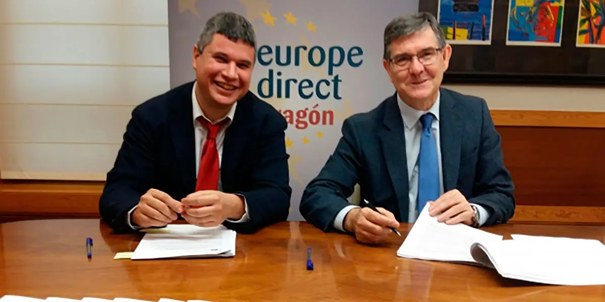 El consejero Vicente Guill&eacute;n, a la derecha, durante la firma, junto al director general de Relaciones Institucionales, Julio Embid
