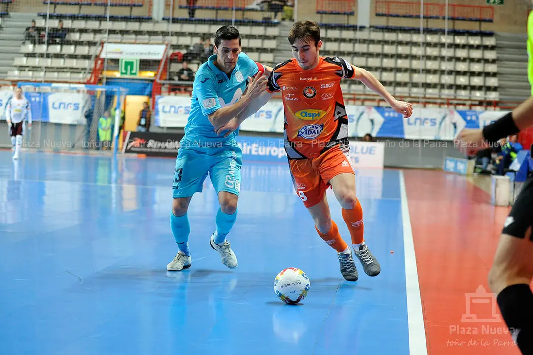 Javi Minguez se intenta zafar de Ortiz