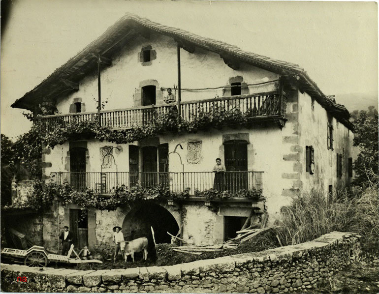 Exposición en Tudela de fotografías de casas rurales publicadas en 1950 por Leoncio Urabayen