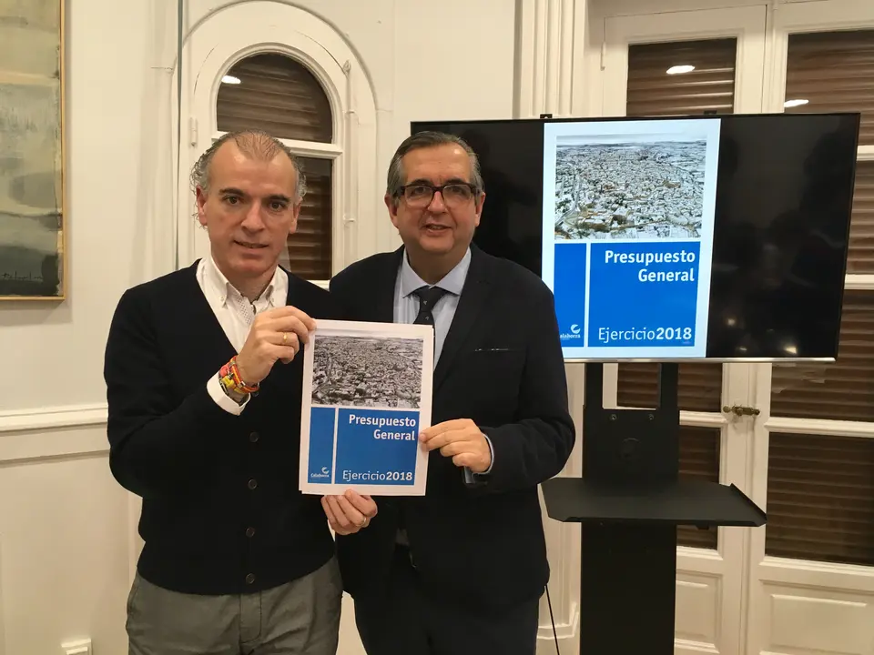 Alberto Caro (concejal de Hacienda) y el alcalde de Calahorra Luis Mart&iacute;nez-Portillo en la presentaci&oacute;n del presupuesto 2018