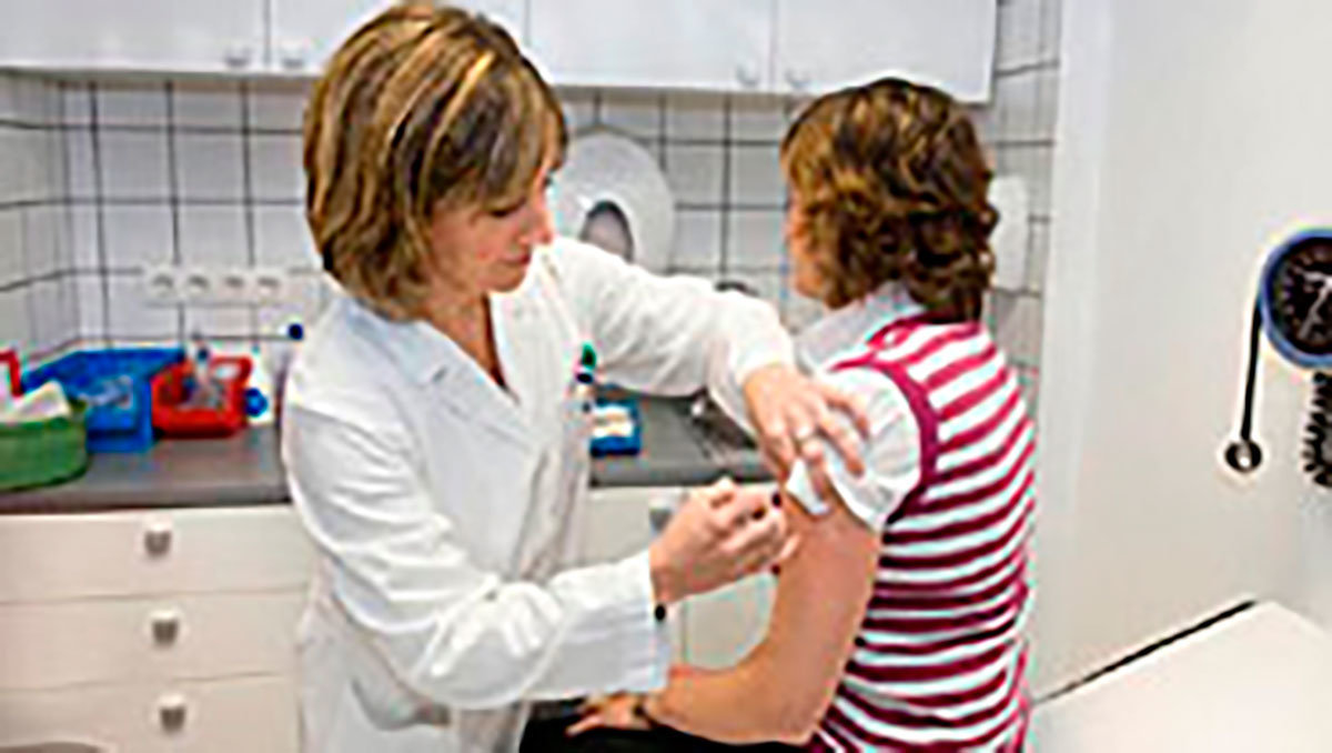 Una doctora vacuna contra la gripe a una paciente