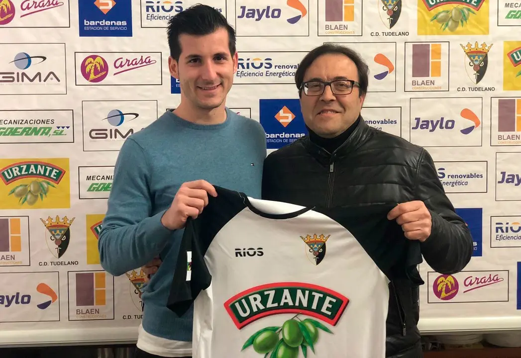 Edu de Prados con su nueva camiseta