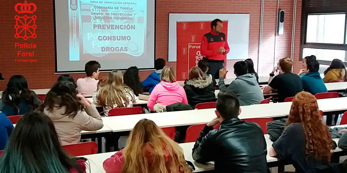 Un agente ofrece una charla informativa
