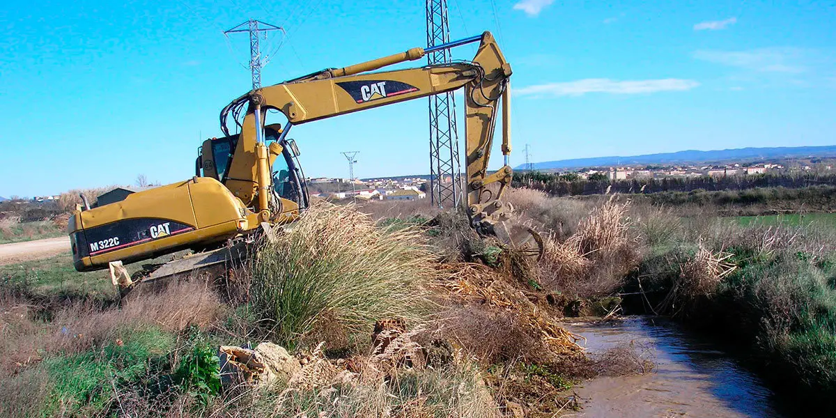 Trabajos de limpieza en una acequia