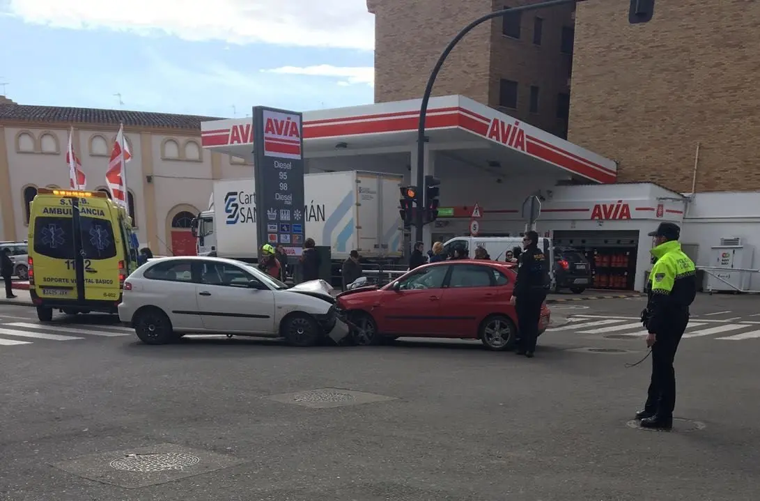 Colisi&oacute;n frontal de dos veh&iacute;culos en la calle Bebricio de Calahorra el viernes 02/03/2018
