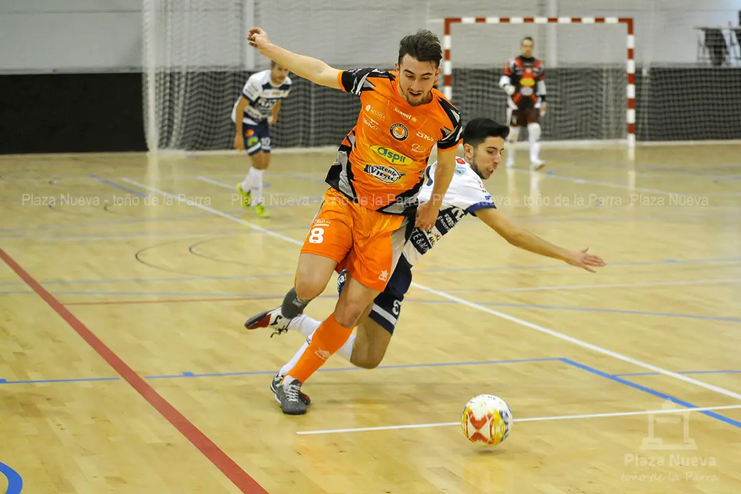 Javi Minguez desborda a un jugador zaragozano